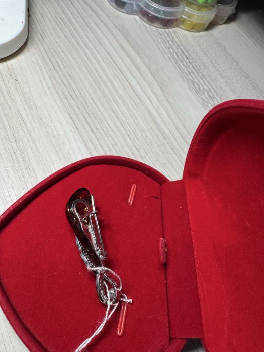 Брошка з янтарем