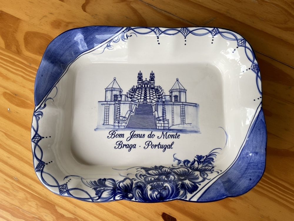 Travessa em ceramica pintada à mão do Bom Jesus do Monte em Braga