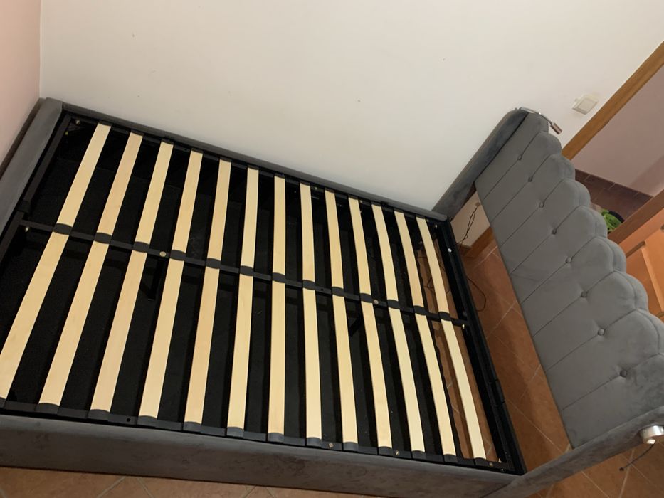 Cama de casal candeeiro e portador usb embutido