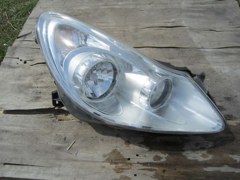 Lampa przód przednia prawa Opel Corsa D 13186384 Anglik