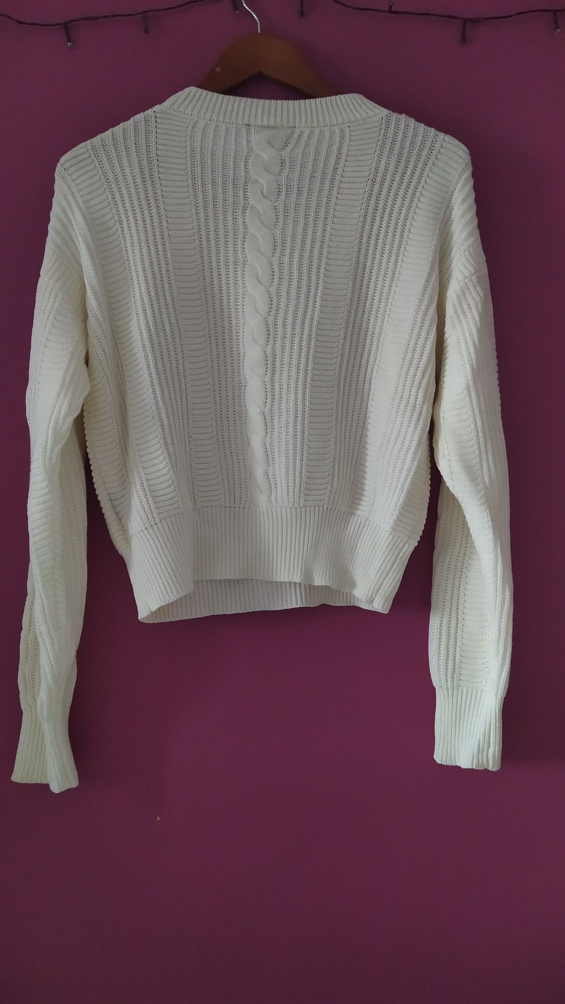 Sweter z metalowymi elementami