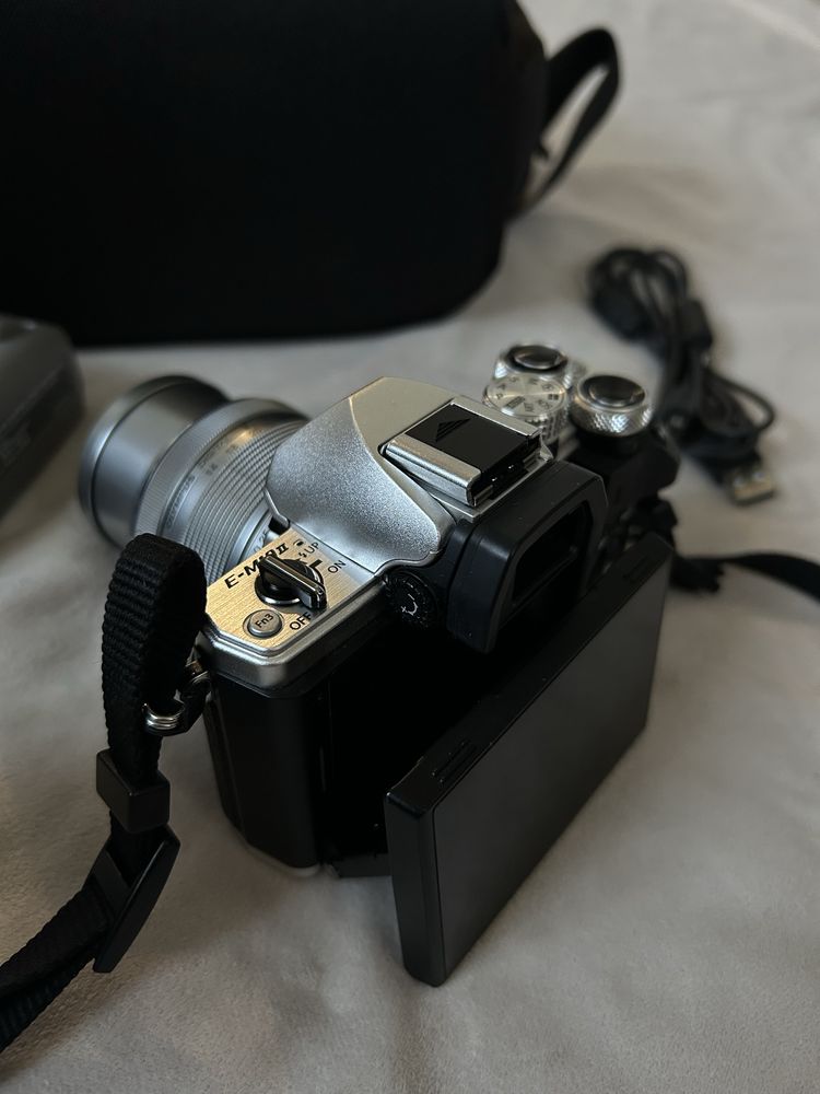 Aparat Olympus OM-D E-M10 z 2 obiektywami + statyw + torba + akcesoria