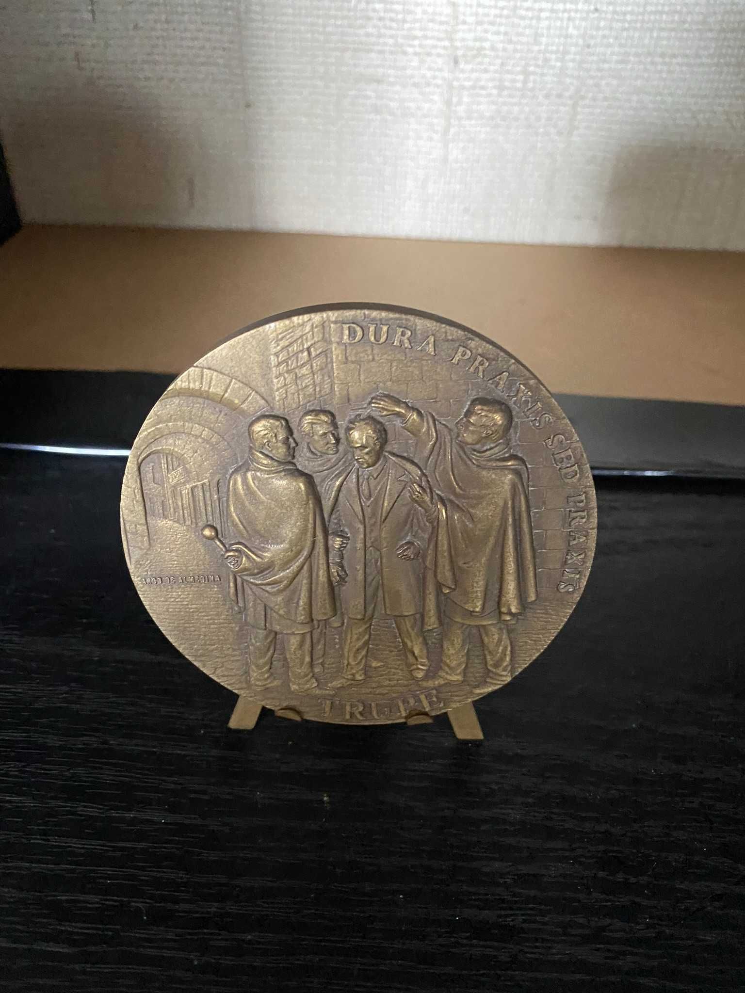 medalha universidade dura praxis dourada