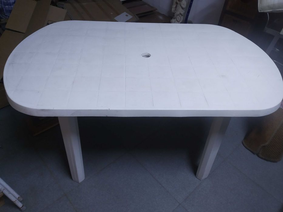 Mesa de Plástico-Resina Grande e Desmontável - Uso versátil