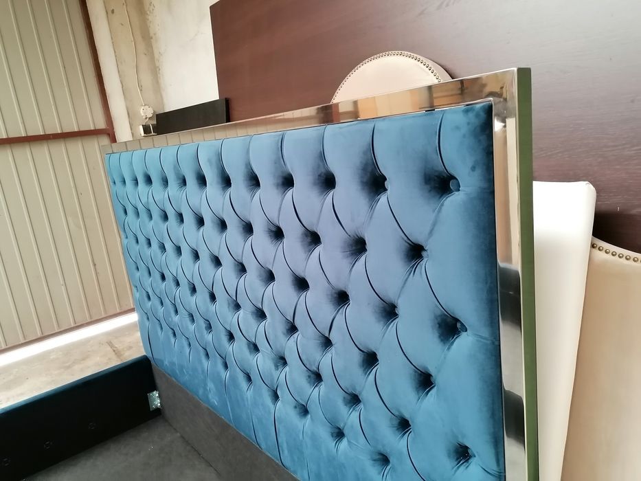 Łóżko tapicerowane pikowane ramka chrom sypialnia Chesterfield