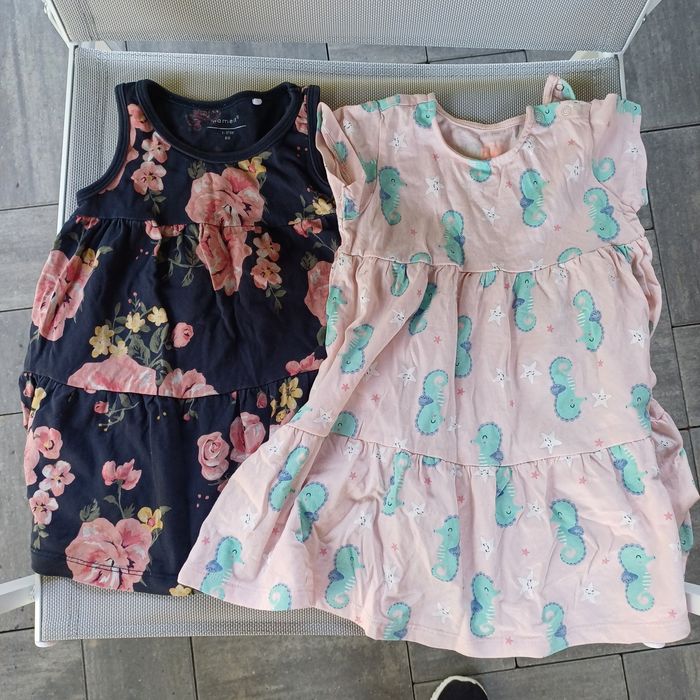 Sukienki dziewczęce r. 86.