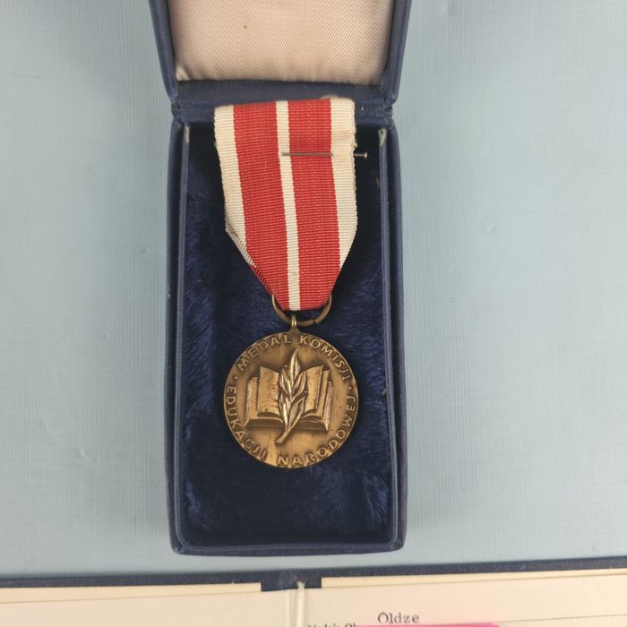 Medal Komisji Edukacji Narodowej + legitymacja