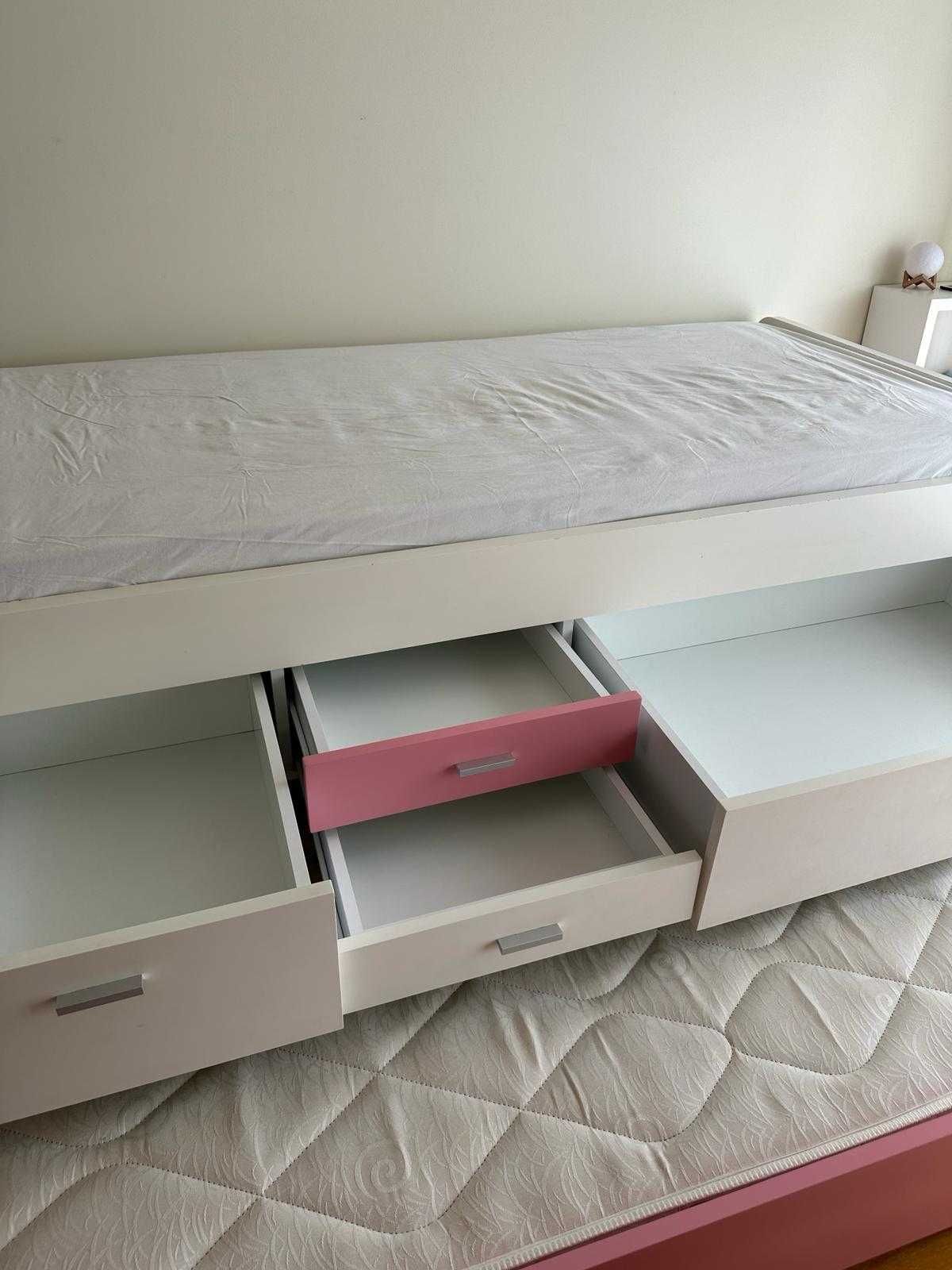 Cama individual dupla com gavetas