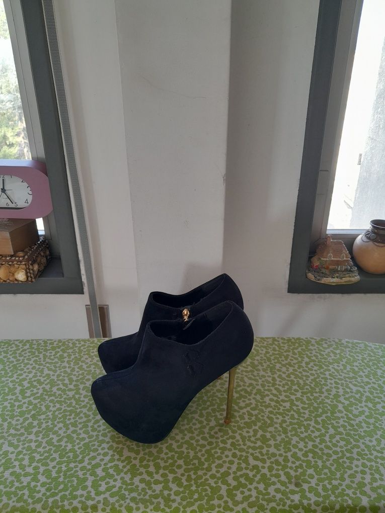 Vendo Sapatos de Senhora muito bonitos como novos