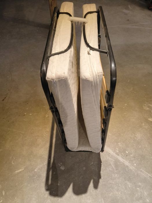 Łóżko polowe z materacem