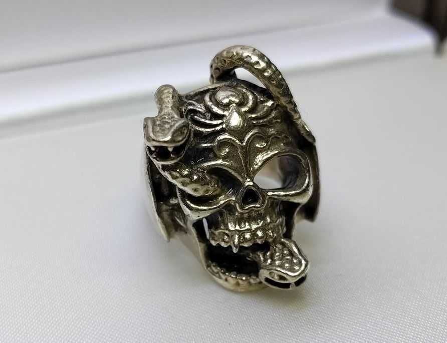 Srebrny sygnet - czaszka z wężami - próba 800 - nr 026