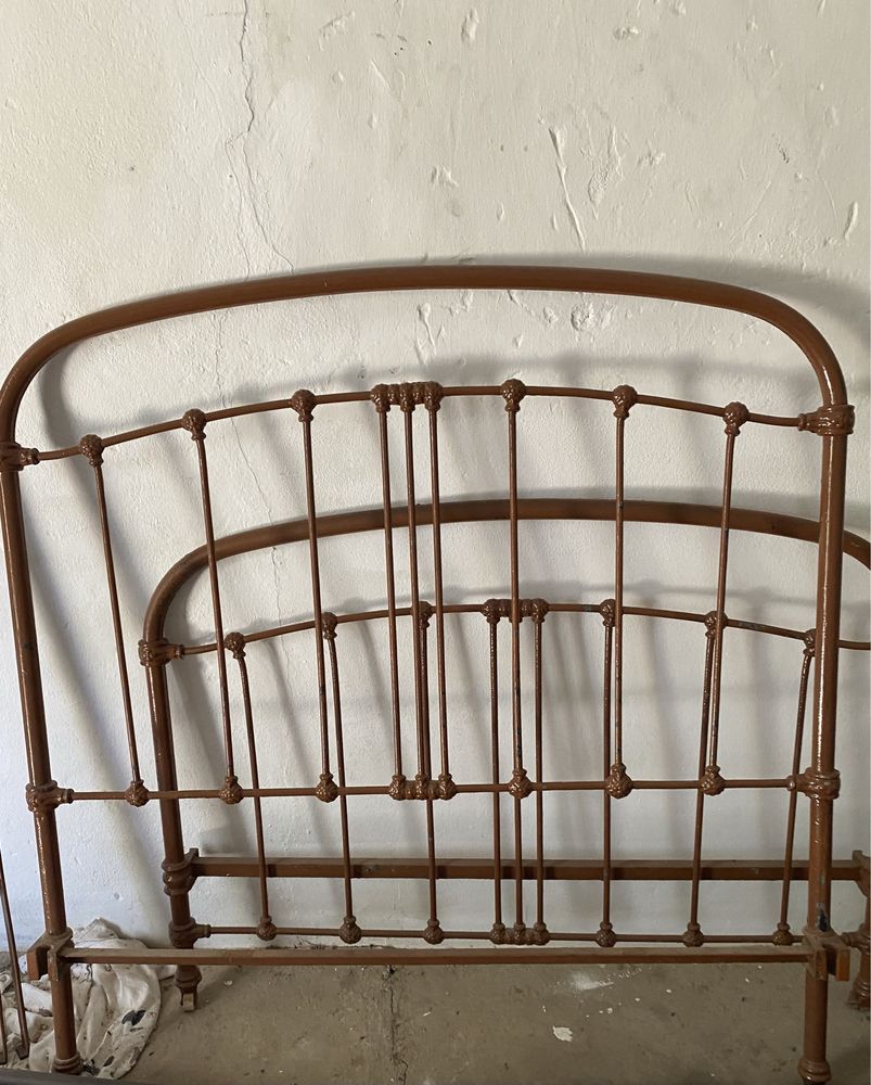 Cama de ferro antiga