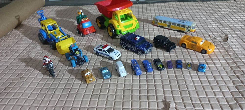 Дитячі іграшкові машинки, трактор, самоскид, трамвай, поліцейське авто