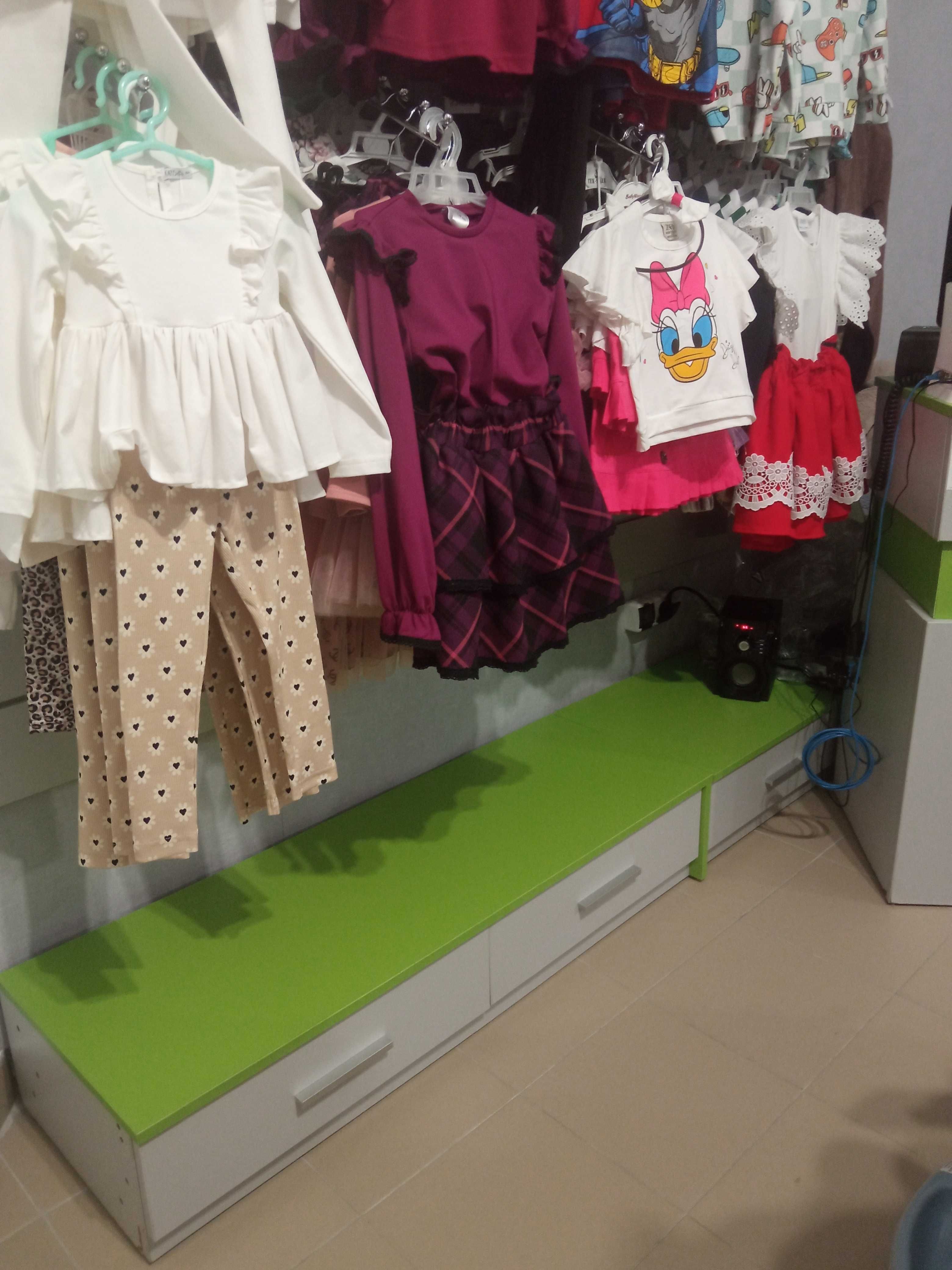Meble i panele space wall do sklepu odzieżowego, dziecięcego