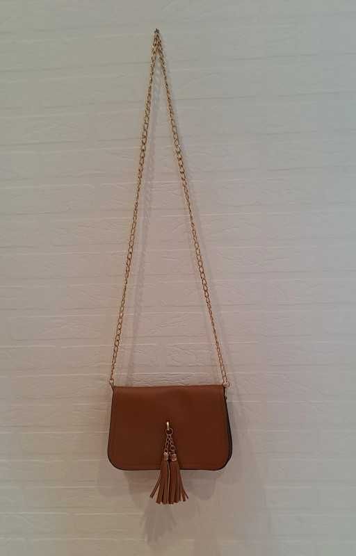 Brązowa mała torebka crossbody przez ramię z paskiem i łańcuszkiem