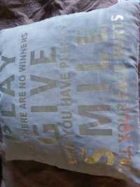 Poduszka z podszewką szarą ze złotym napisem 43 cm x 43 cm InHome