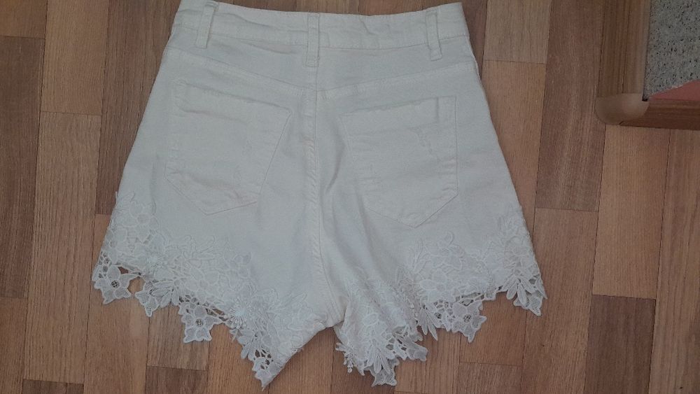 Шорти джинові білі жіночі
