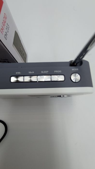 Radio FM EM‑213 to przenośny odtwarzacz multimedialny połączony z odbi