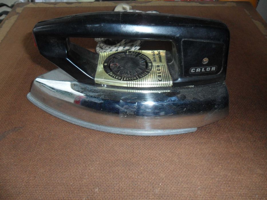 Candeeiro, ferro, agrafador CTT, cadeiras