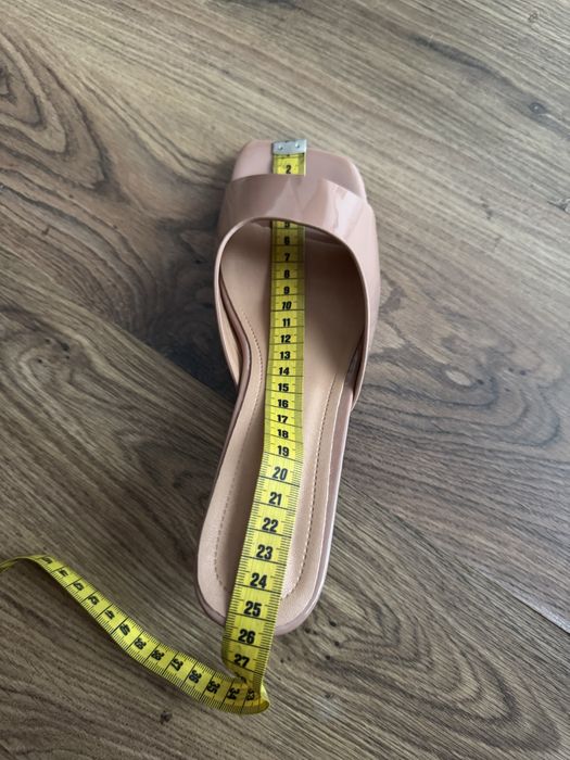 Brazowe klapki na szpilce