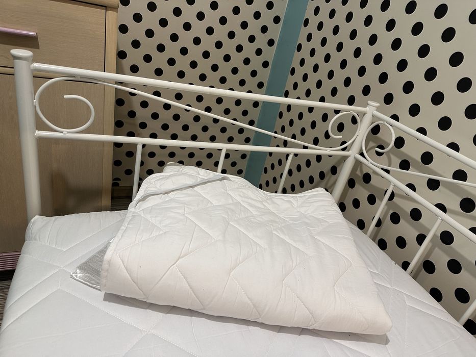 Łóżko metalowe o wymirach 90x200