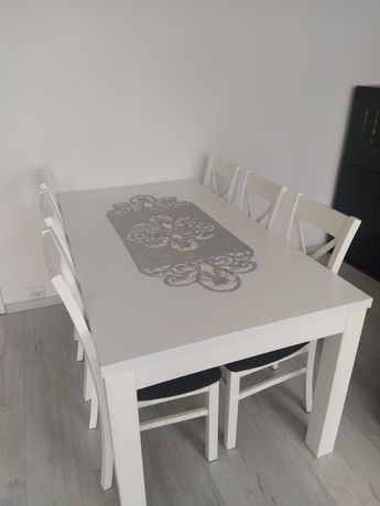 Biały drewniany stół rozkładany