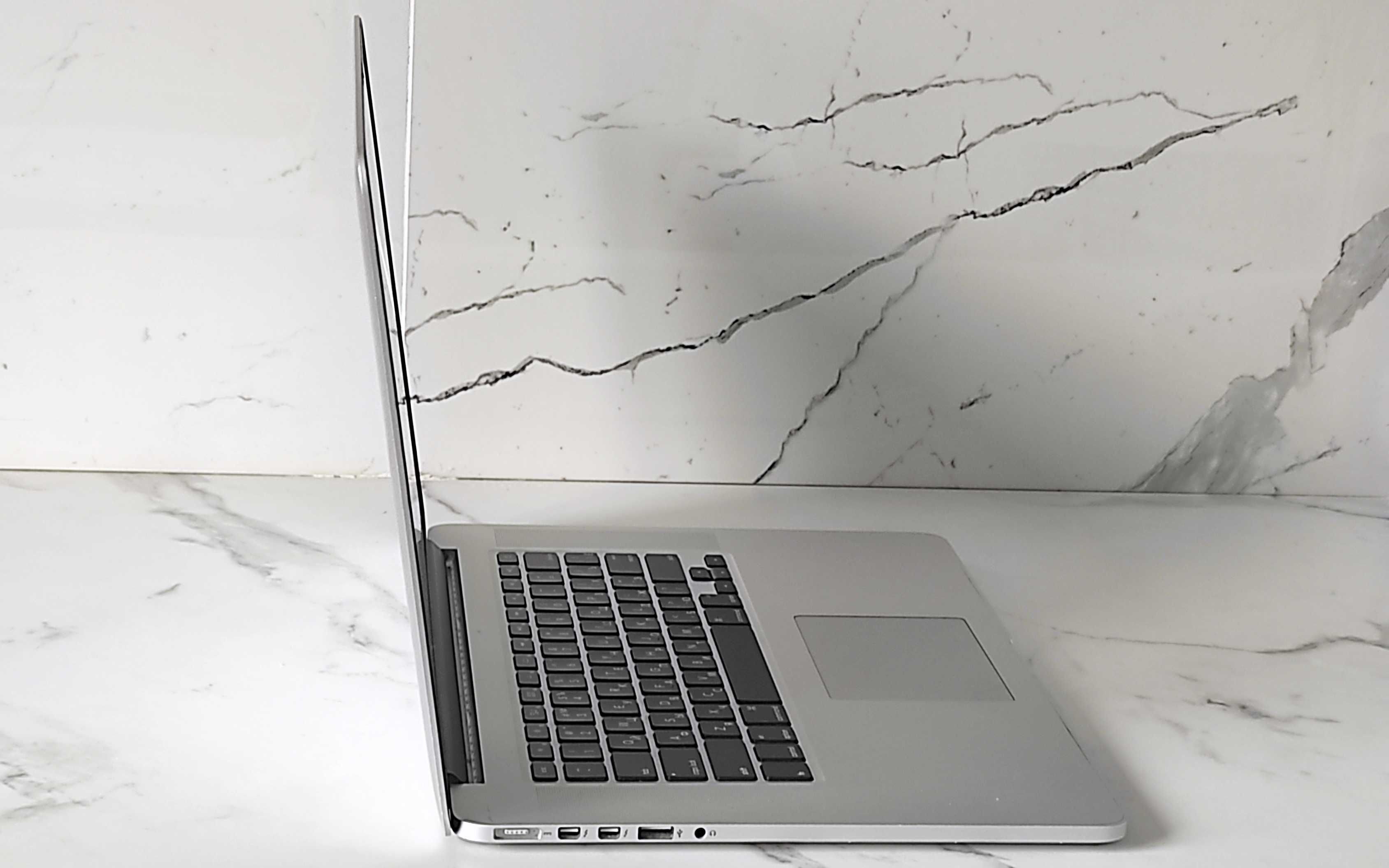 MacBook Pro 16/256ГБ, IPS 2.5K 15,4", Core i7, 3-5 годин Ноутбук Apple