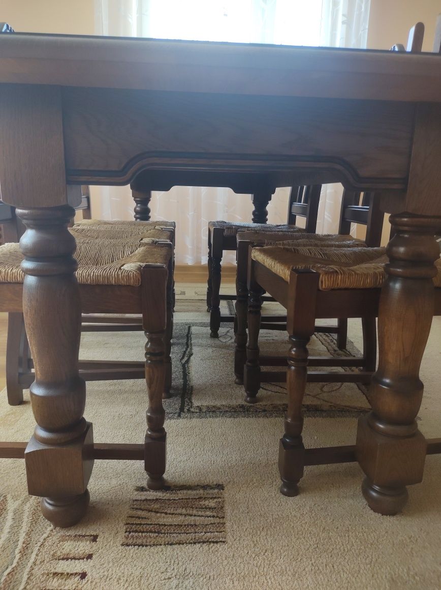Meble i stół w starym stylu