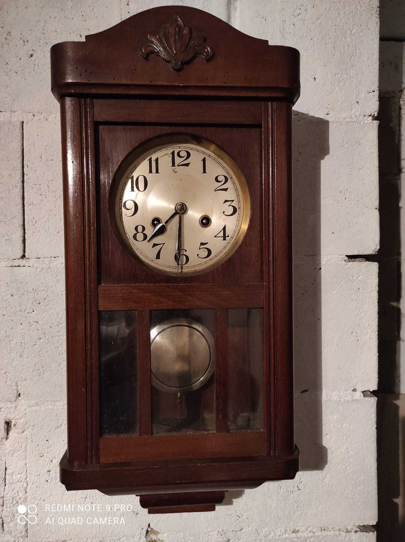 Stary działający zegar drewniany