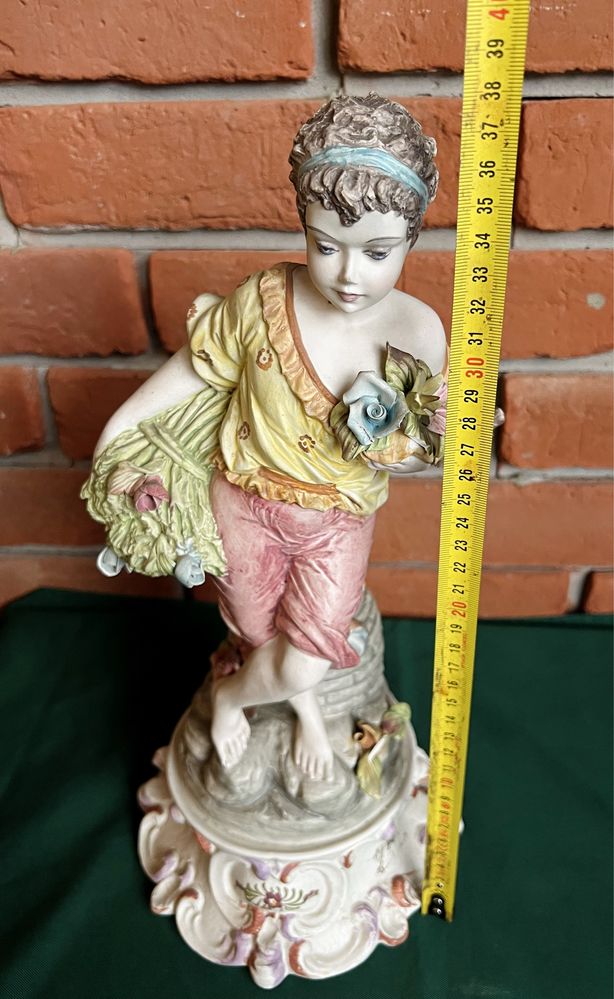Duża figura włoska dziewczyna z kwiatami