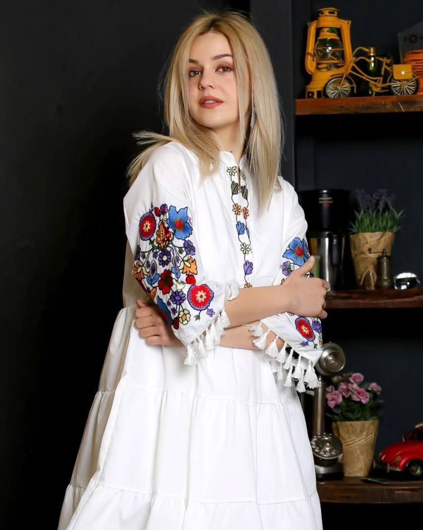 Сукня з вишивкою