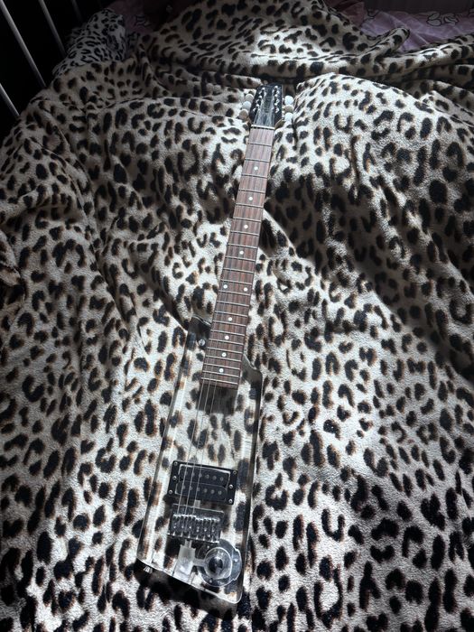 Przezroczysta gitara elektryczna