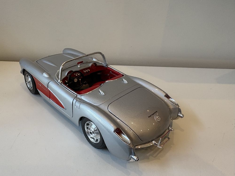 Model Chevrolet Corvette 1:18 BBurago Burago (maisto welly)