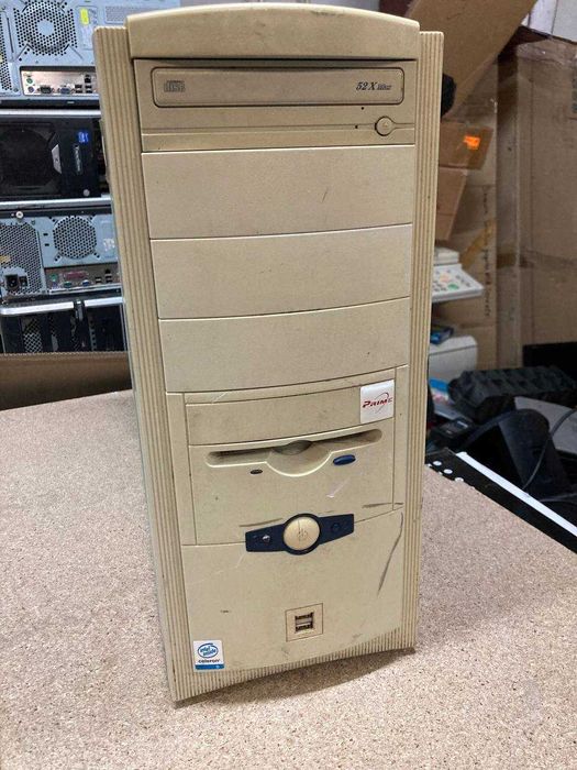 Працюючий старий ретро комп'ютер/пк/ системний блок на Windows XP