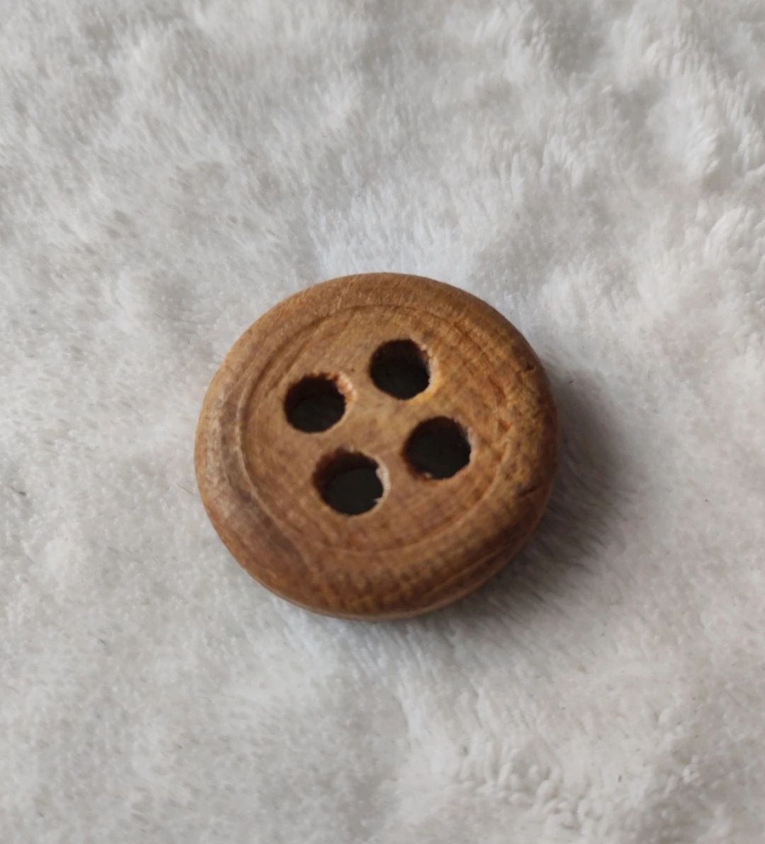 Duży guzik drewniany, stary, PRL, vintage, 1 szt. Średnica 3 cm.