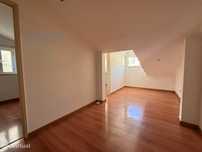 Apartamento T2 num Pátio Lisboeta em Campo de Ourique
