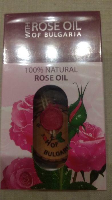 100 % naturalny olejek eteryczny z płatków róży damasceńskiej.