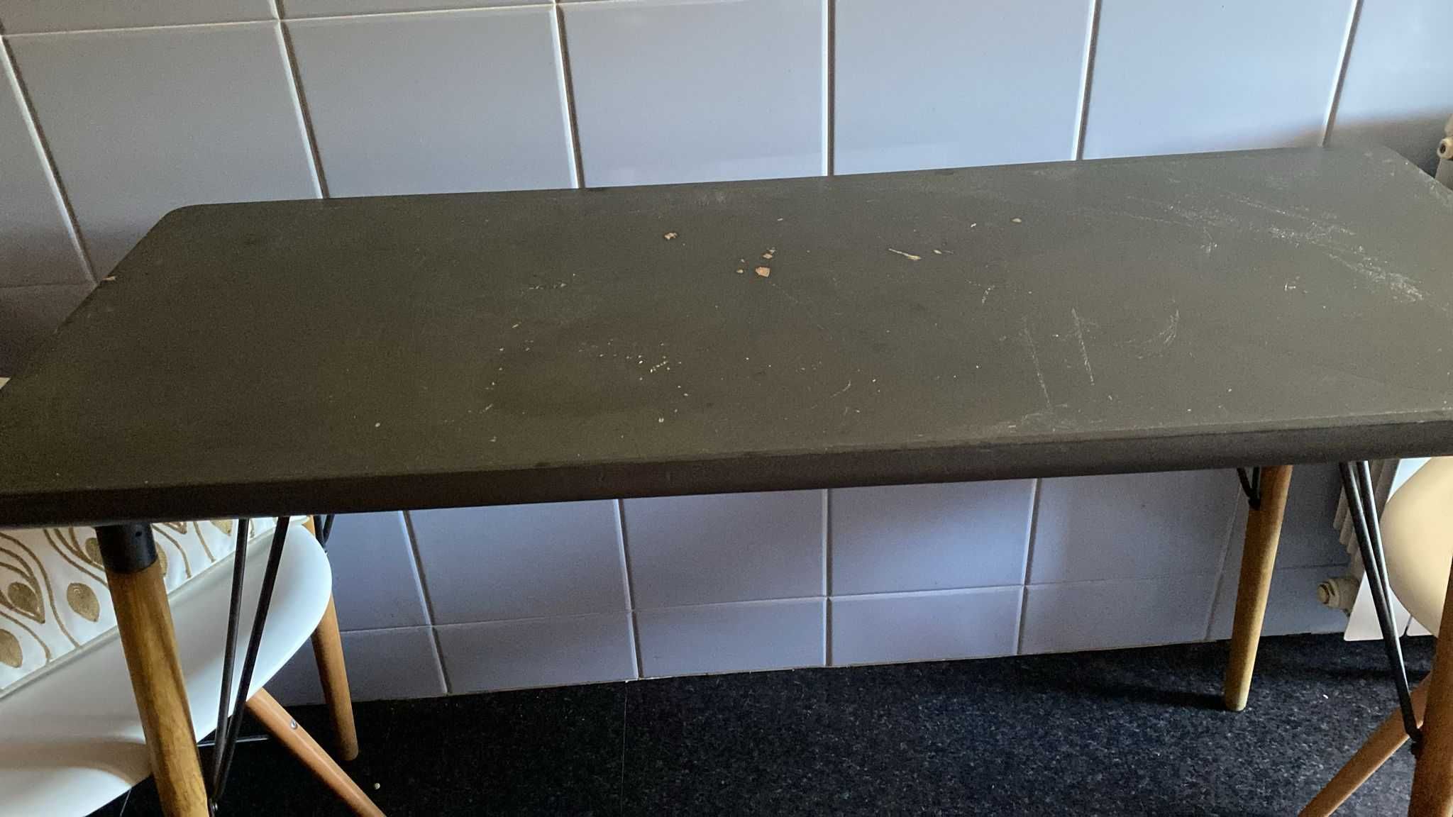 Mesa cinza e duas cadeiras brancas