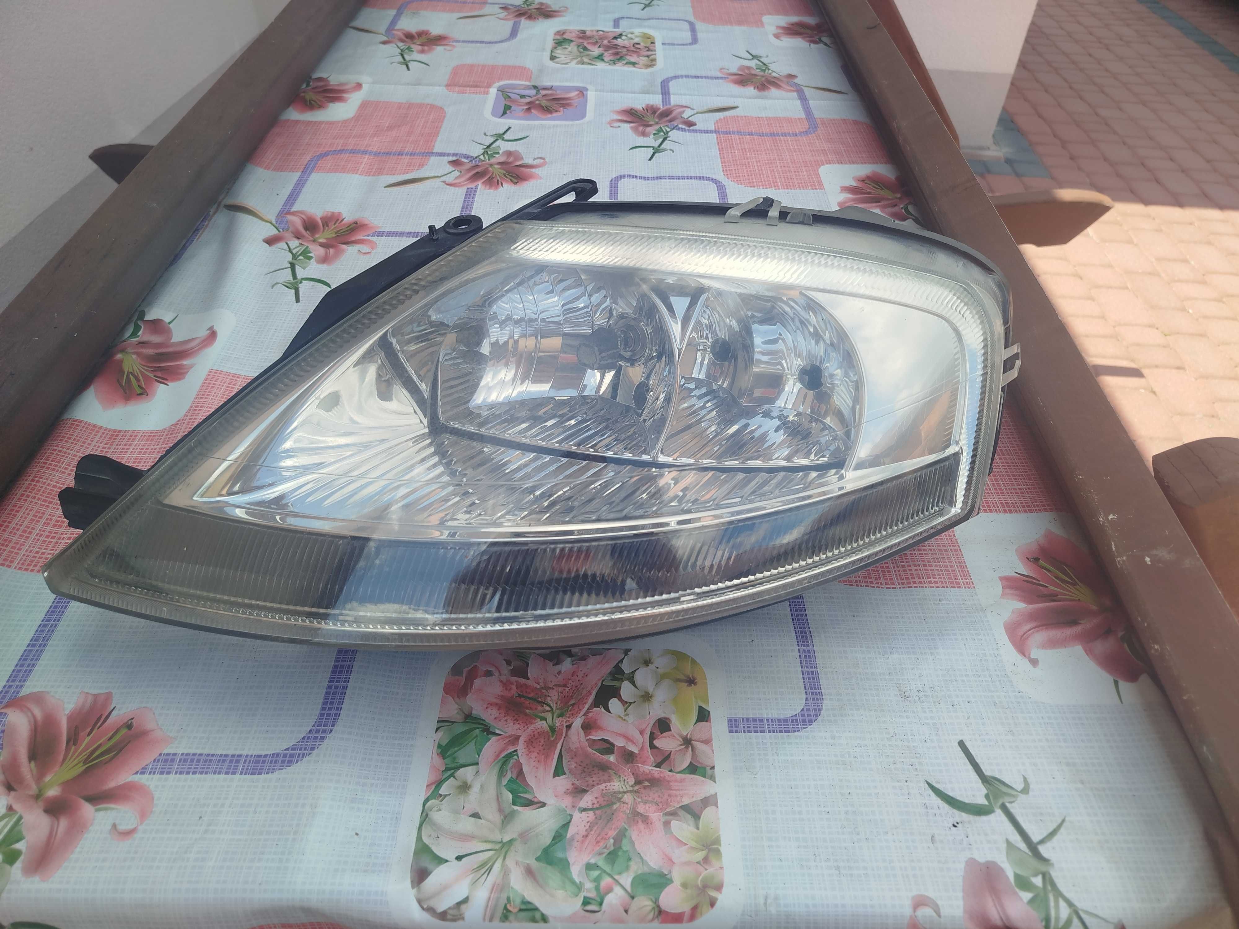 Lampa Citroen C3 przednia od kierowcy