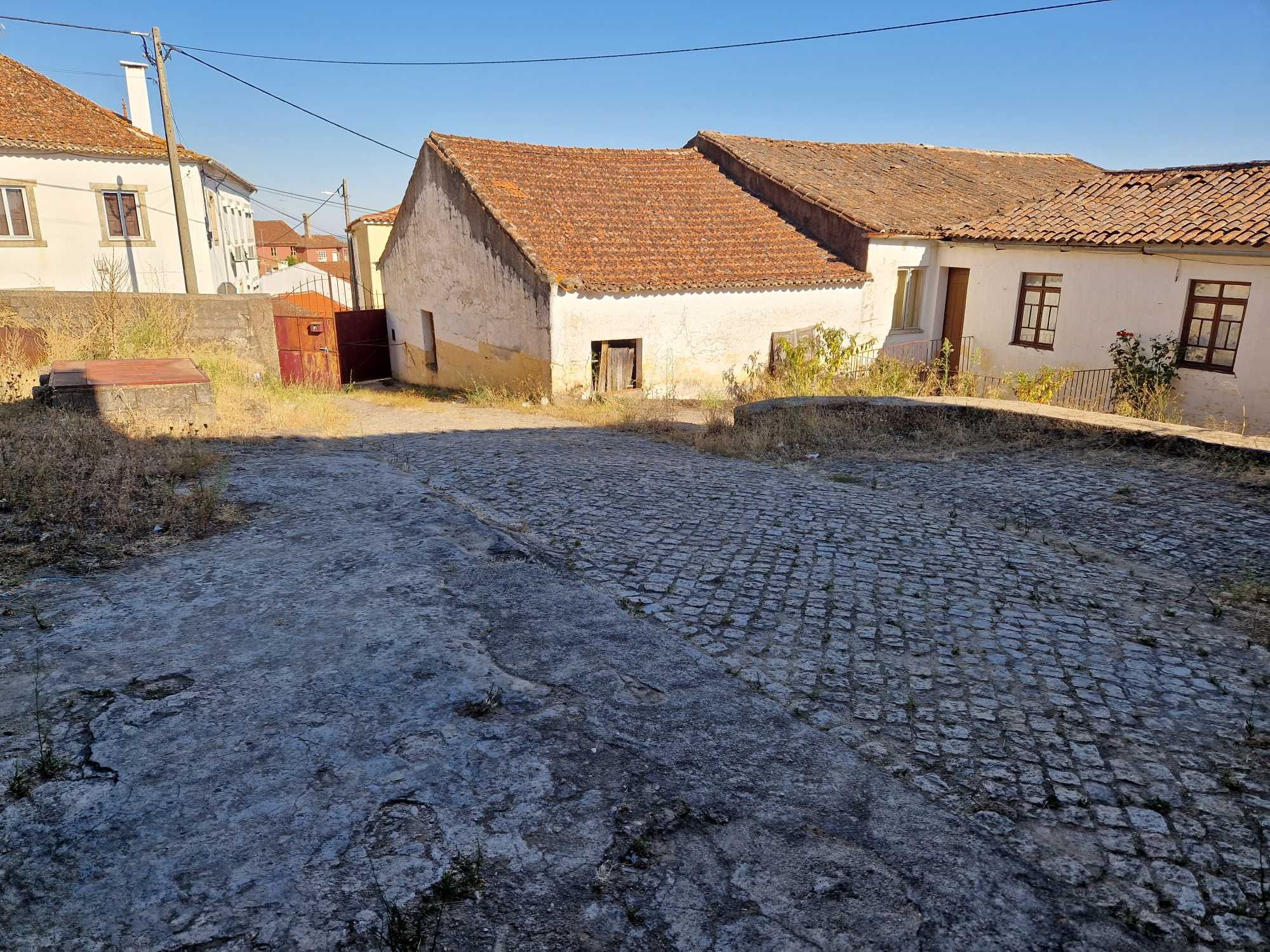 2 Armazém - Pavilhões - 3 Casas p/ reconstrução - terreno