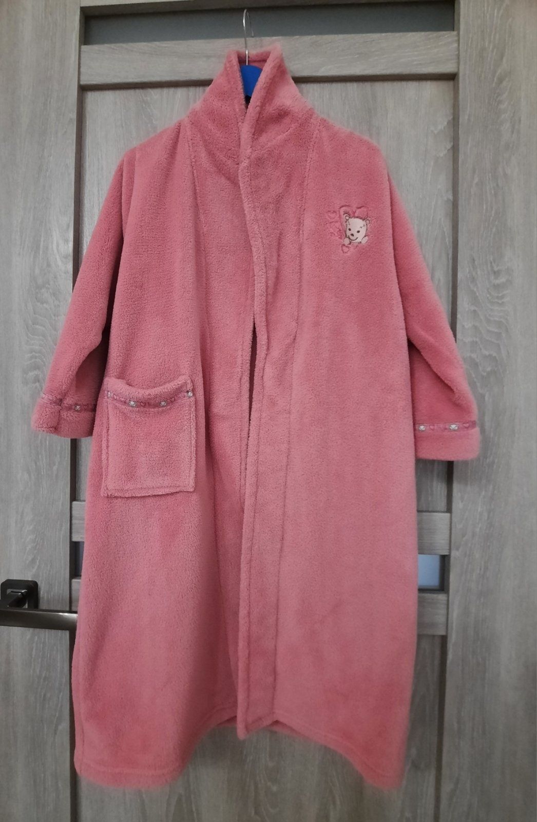 Продам махровий банний халат на дівчинку,на ріст 122-134.Німеччина