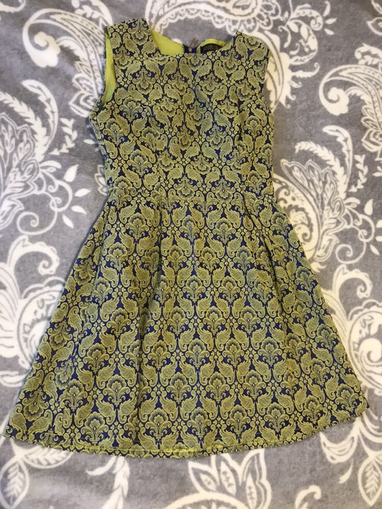 Сукня з цікавою спинкою