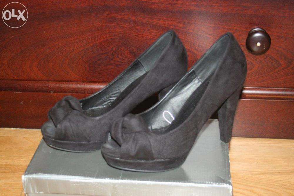 Sapatos pretos em tecido aveludado , em bom estado