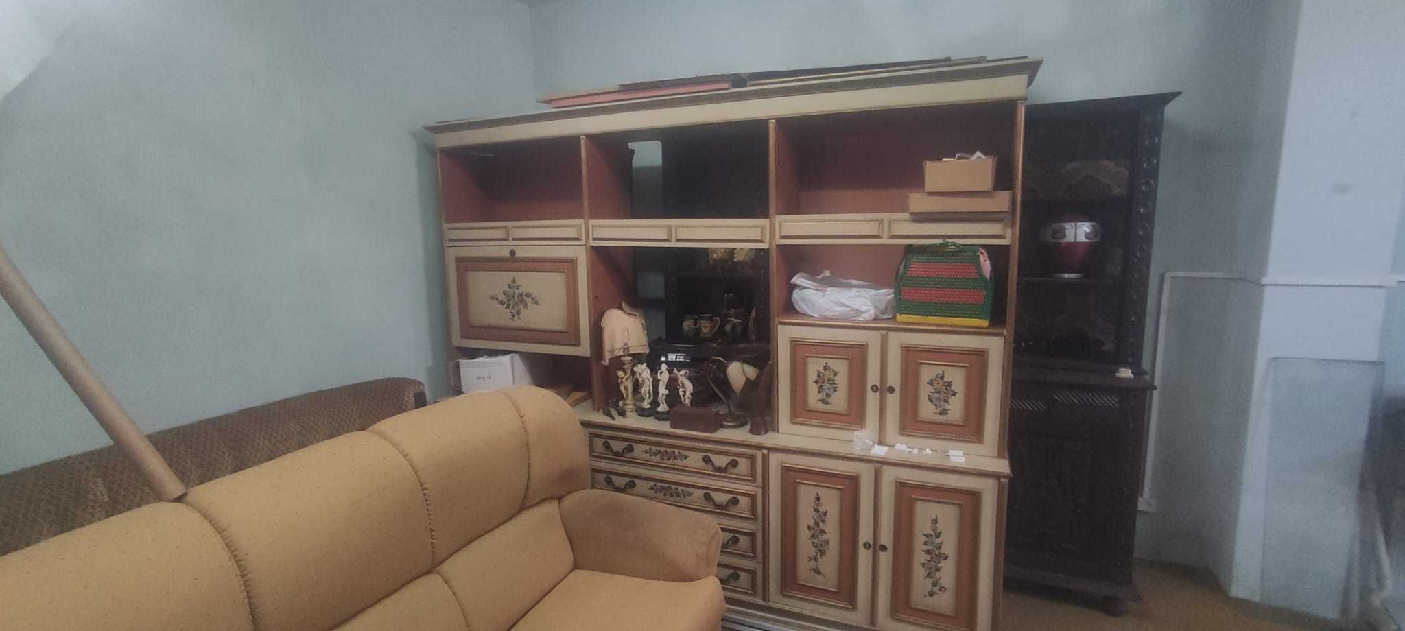 Móvel de sala vintage com pinturas manuais