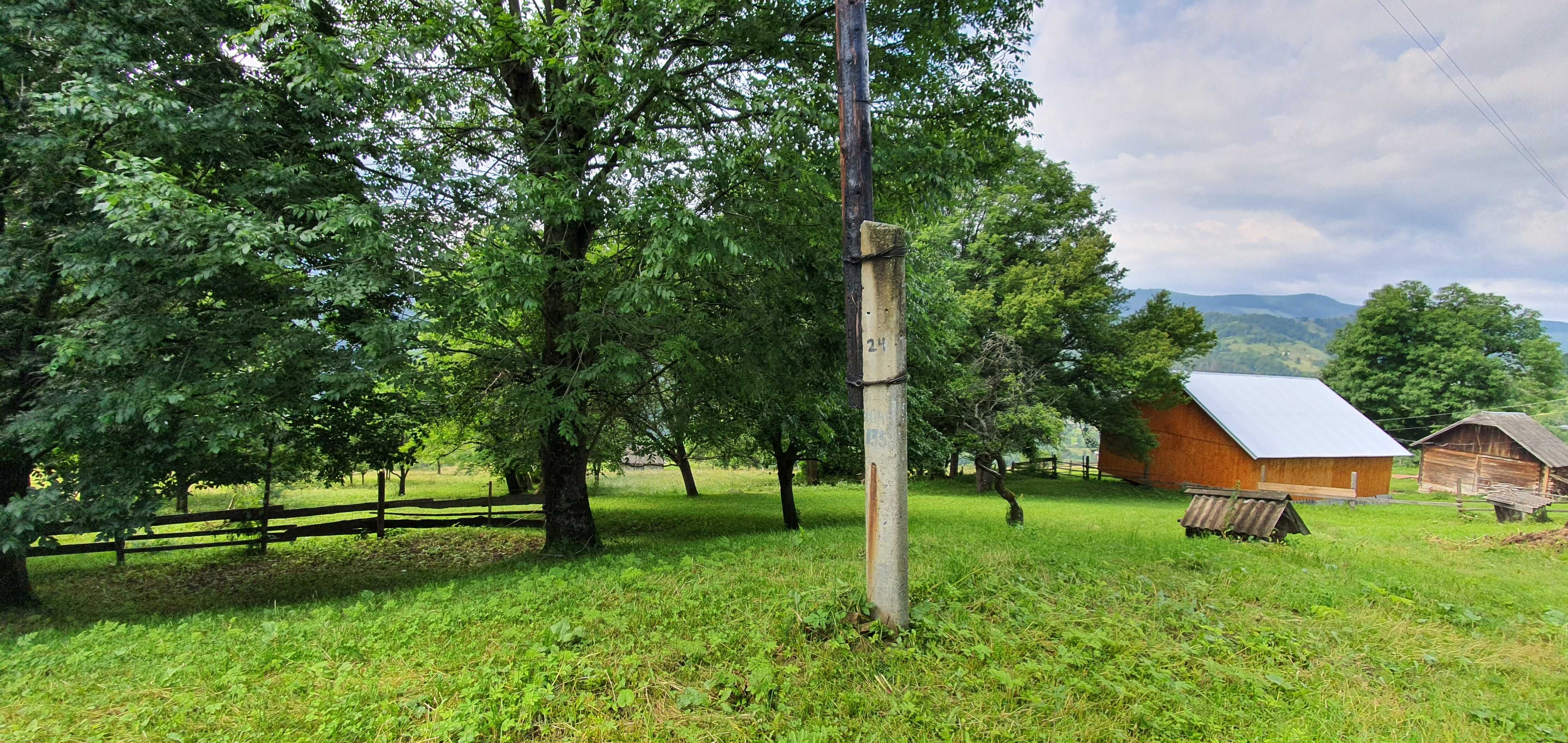 Продам ділянку зі старою гуцульською хатою