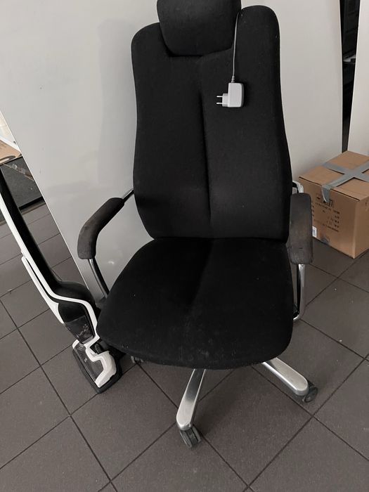 Krzesło biuro, wygodne i dobrej jakości. Do odświeżenia.