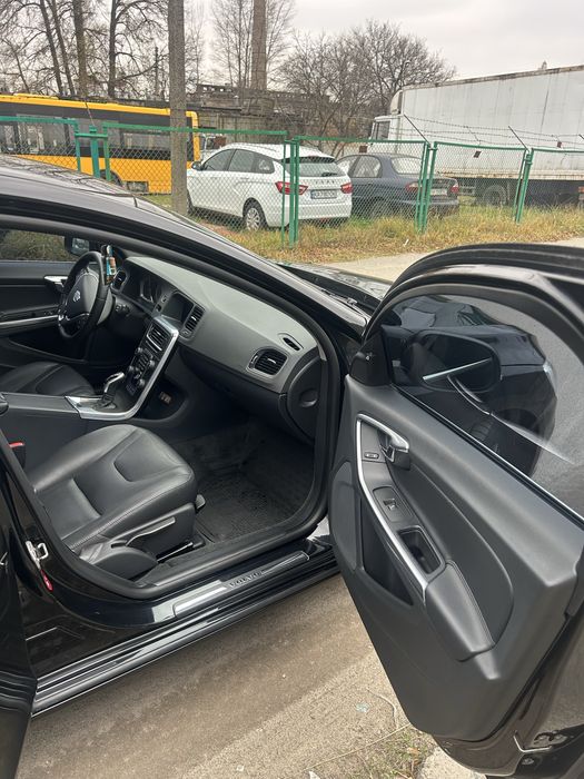 Продам власний Volvo V60 D4 2014