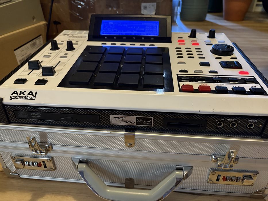 Akai mpc 2500 SE special edition white com  HD prenda: case em metal