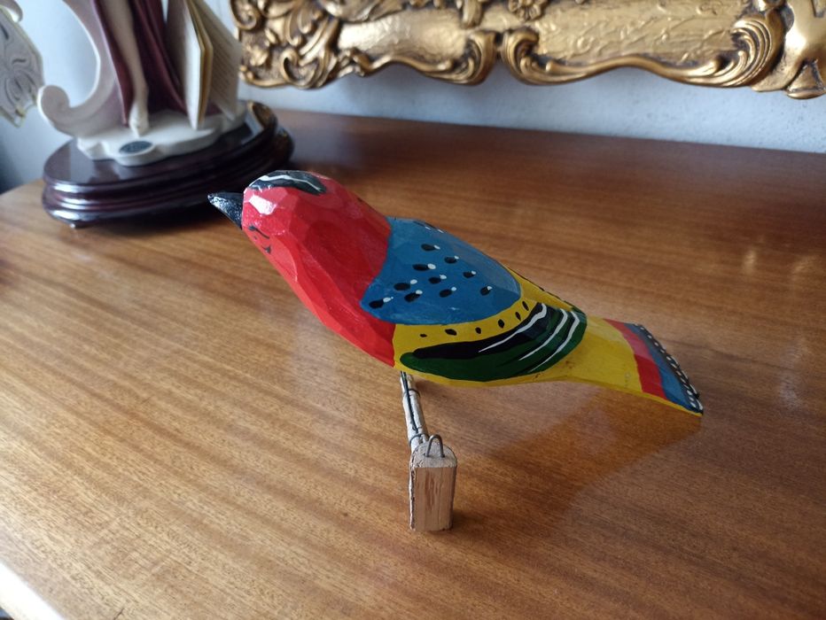 Ręcznie rzeźbiony ptak