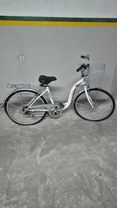 Bicicleta de senhora com cesto, roda 26 com 18 velocidades